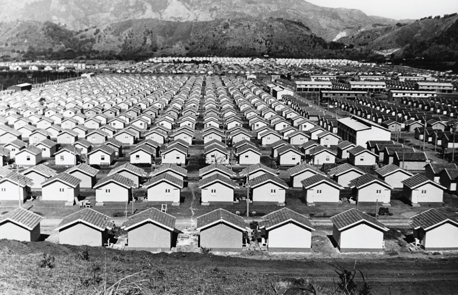 Vila Kennedy, que recebeu desalojados da favela da Praia do Pinto e de outras comunidades., a project by Carmen Portinho