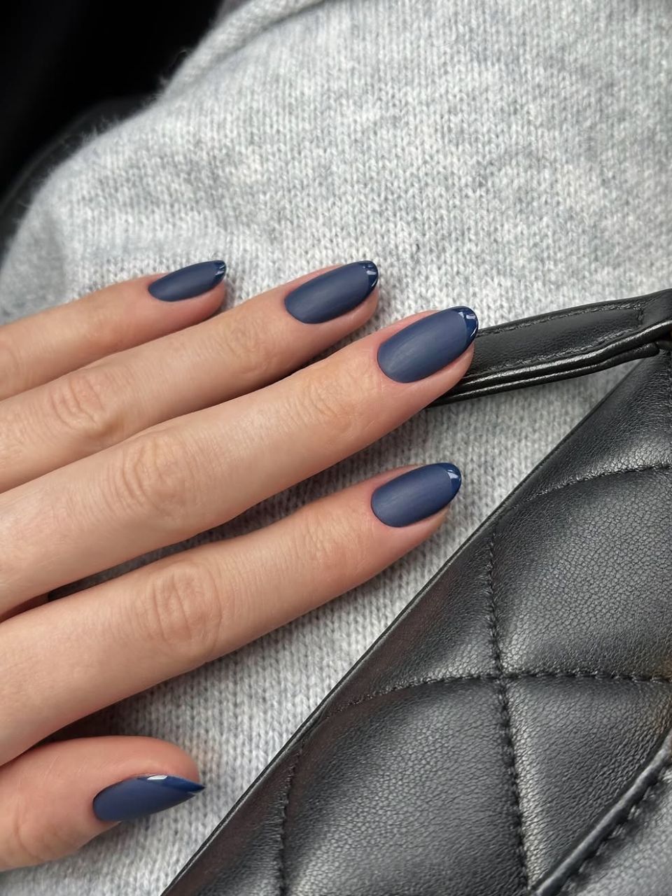 An image showing a navy blue manicure by @saruhnails