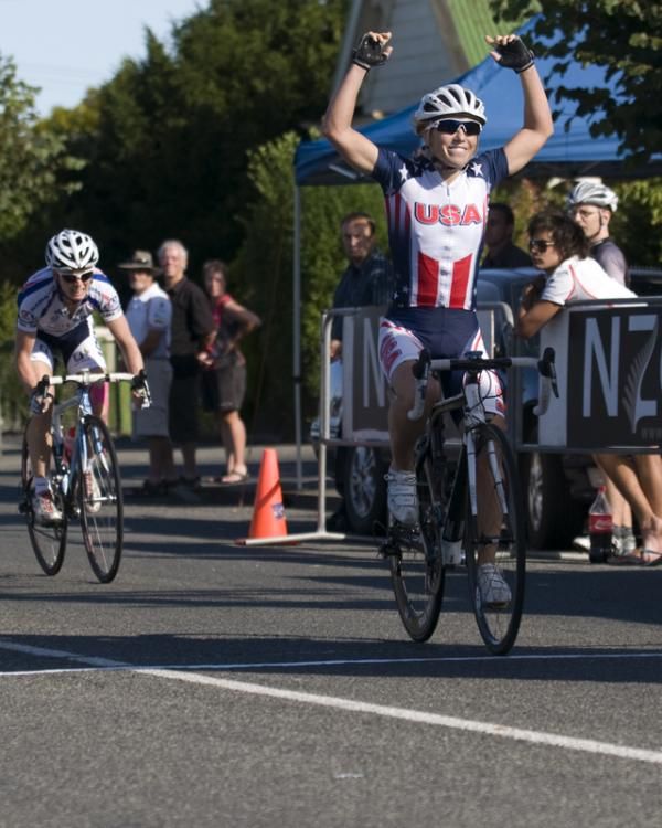 Shelley Evans (USA National Team) wins ahead of Ruth Corset (Nashua Ladies Pro Cycling Team)