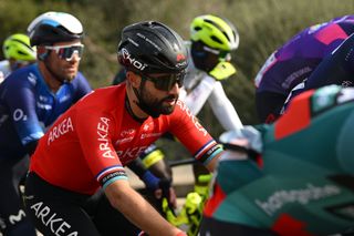 Nacer Bouhanni suffers head impact on long-awaited return from neck fracture