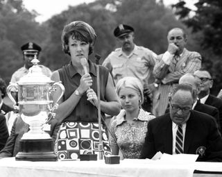 Susie Maxwell Berning speaks into a mic after her 1972 US Women's Open victory