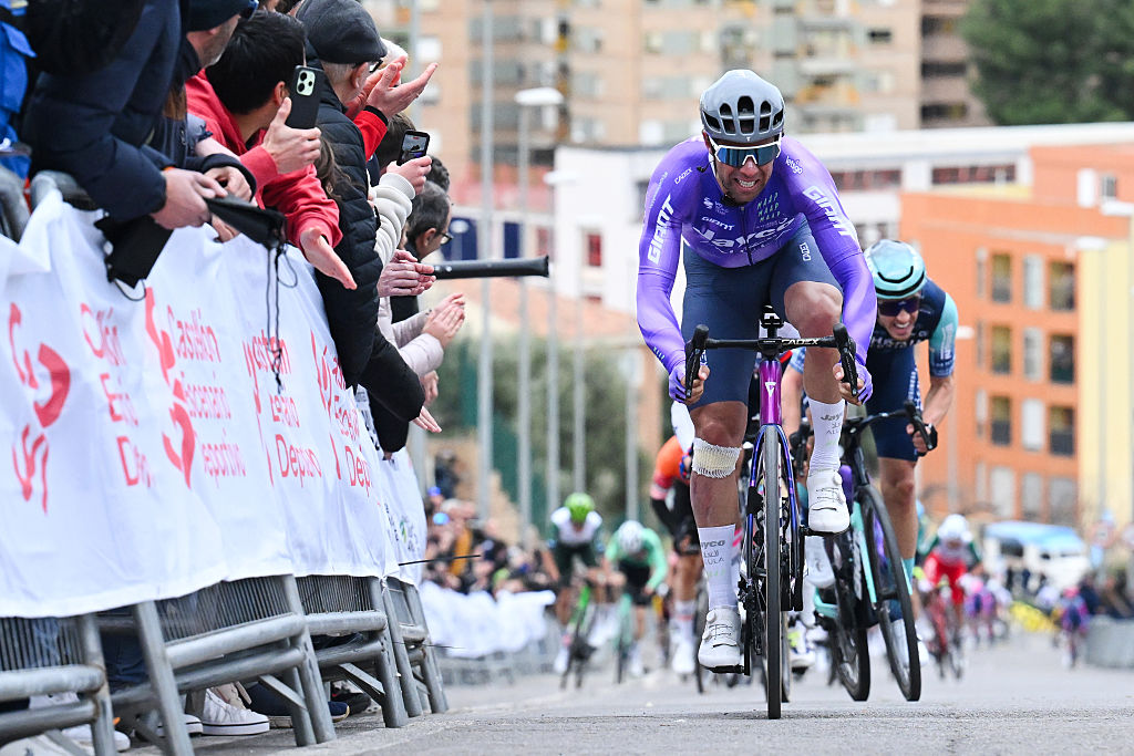 Michael Matthews sprinting with others behind