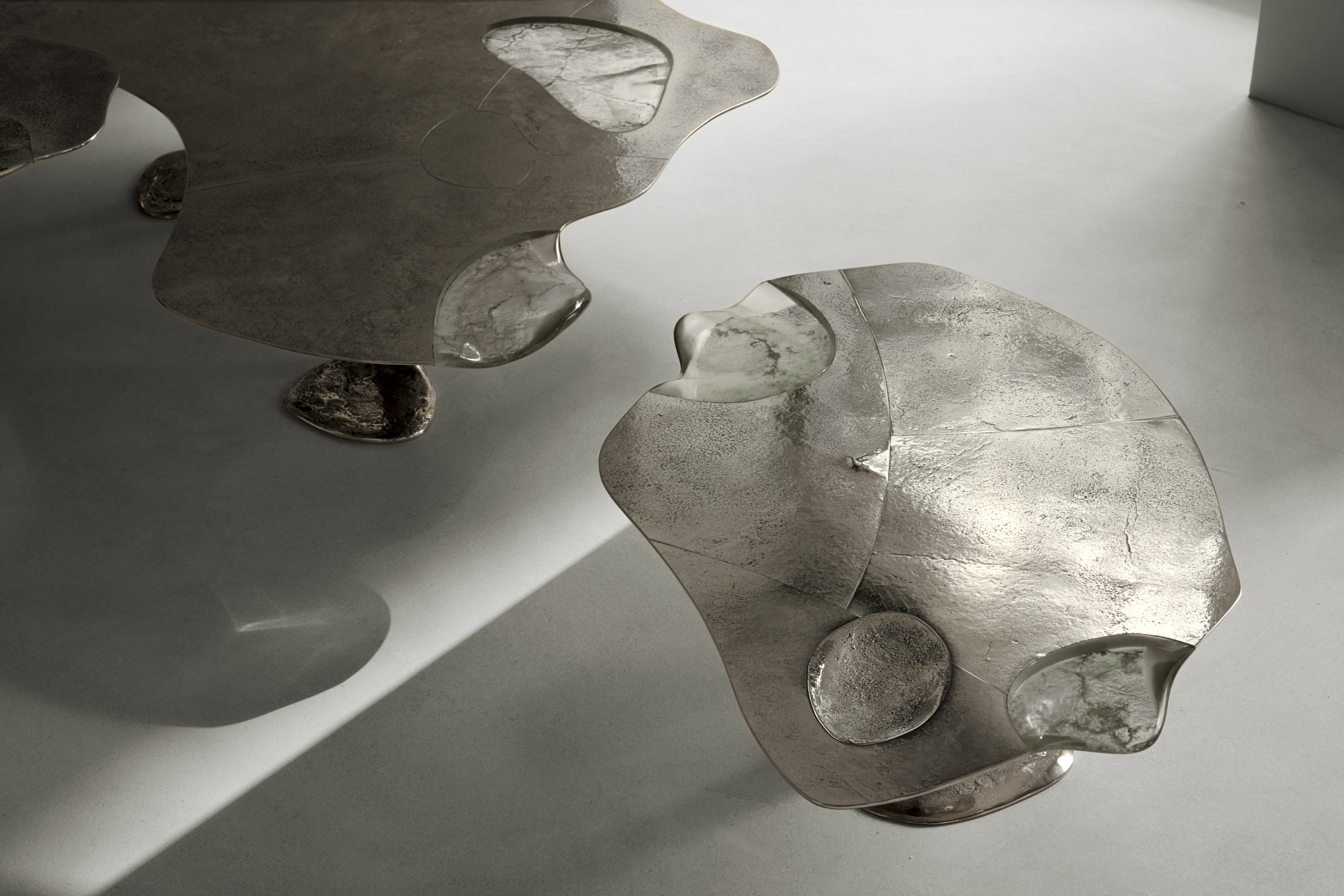 Vincenzo De Cotiis, JE MARCHAIS PIEDS NUS DANS L&amp;rsquo;&amp;Eacute;TANG, 2025. Photo by Martin Morrell (1)