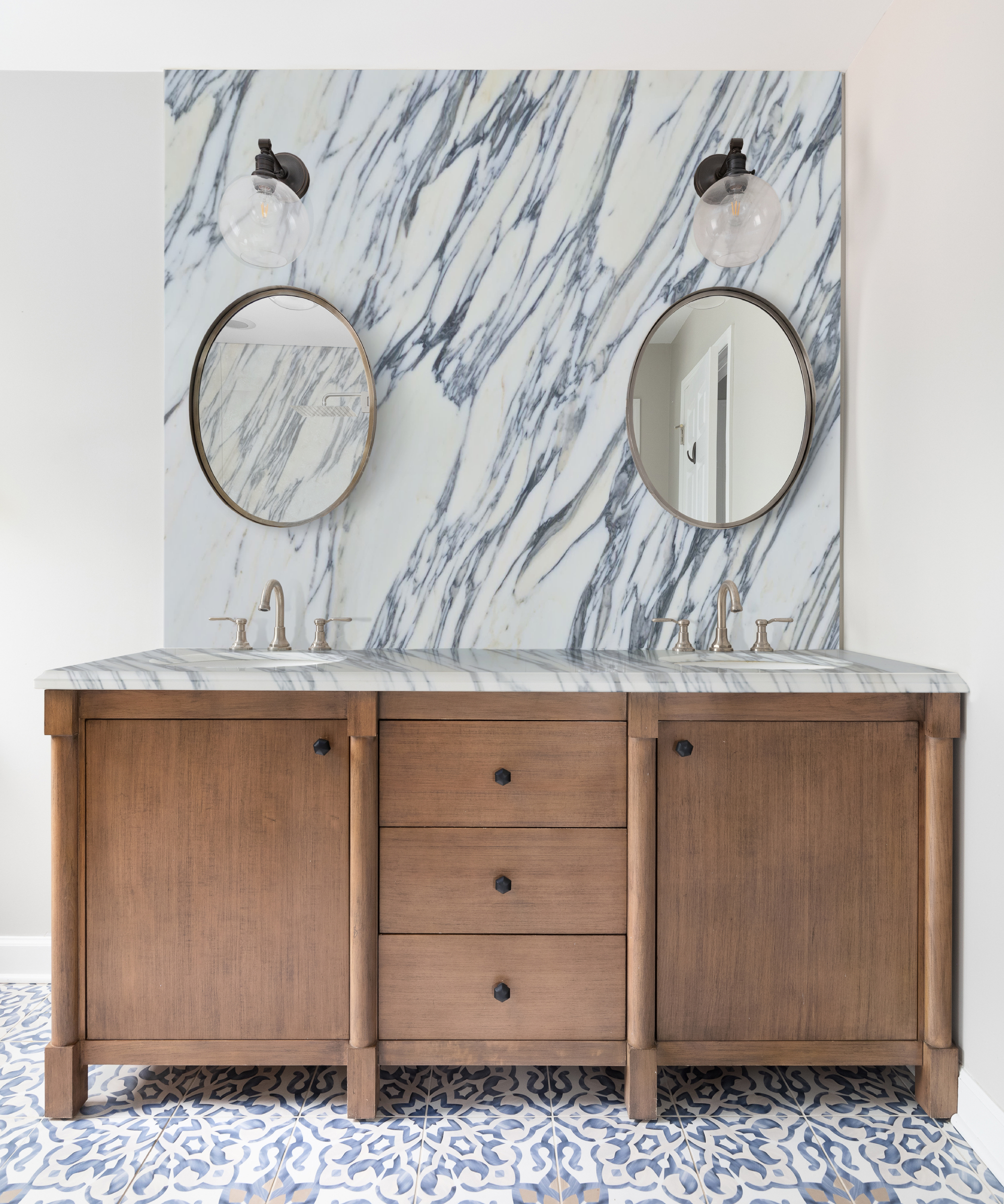 bathroom with marble splashback and matching worktop atop wooden vanity and tiled floor