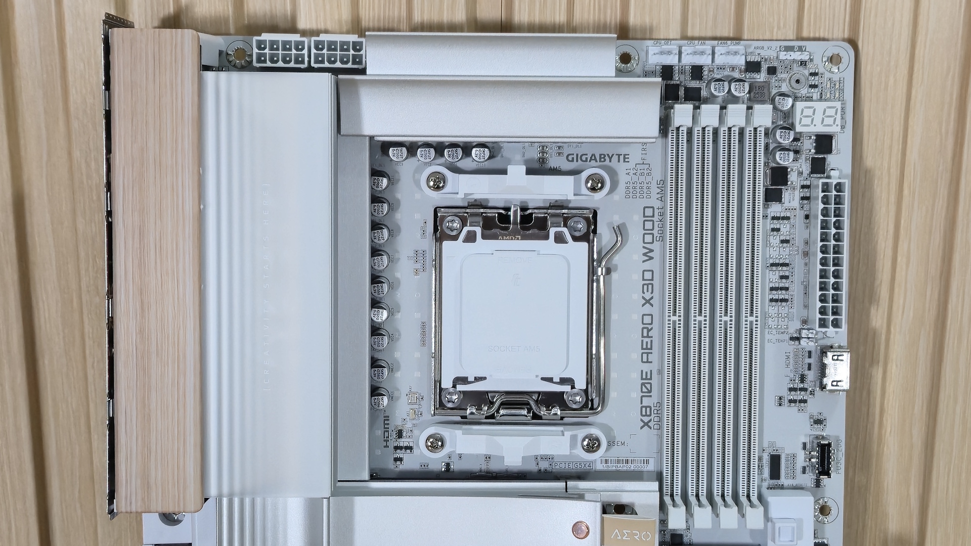 جيجابايت X870E Aero Wood - النصف العلوي