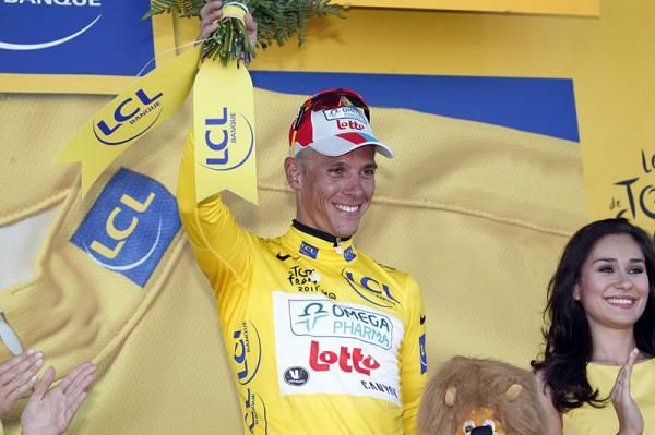 Philippe Gilbert (Omega Pharma-Lotto) gets the first yellow jersey in the 2011 Tour de France.
