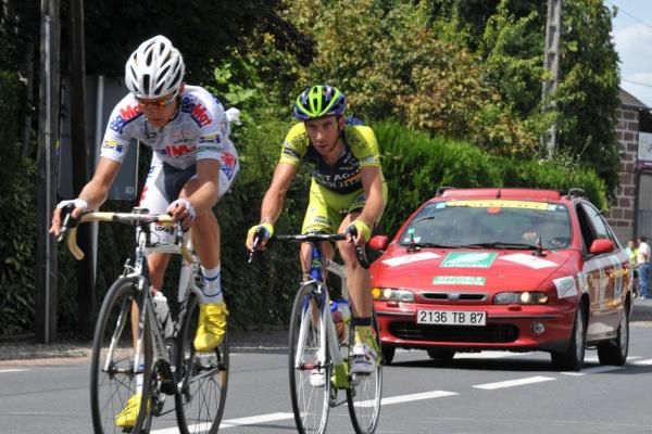 Guillaume Faucon (Big Mat - Auber 93) and S&eacute;bastien Duret (Bretagne - Schuller) in the process of bridging to the five-man break.