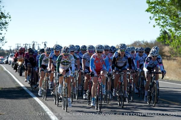 Woman's field rolling easy early in the race