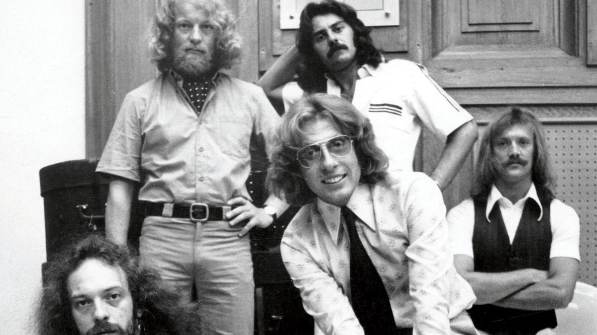 Jethro tull minstrel. Группа Jethro Tull. Jethro Tull 1979. Minstrel in the Gallery Jethro Tull. Jethro Tull locomotive Breath