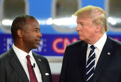 Presidential candidates Ben Carson (L) and Donald Trump.