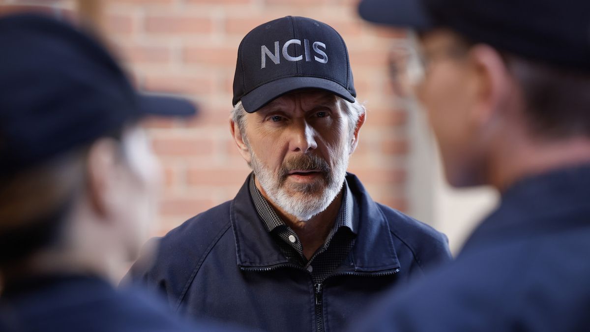 Gary Cole&#039;s Alden Parker wearing his NCIS hat and jacket at a crime scene, looking at Jimmy Palmer and Jessica Knight