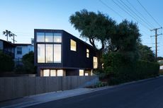 the house seen at dusk from the outside with lights on, Ivanhoe Vista House by Formation Association