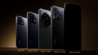Promobeeld van Xiaomi-website voor de Xiaomi 14 naast de Xiaomi 13-series