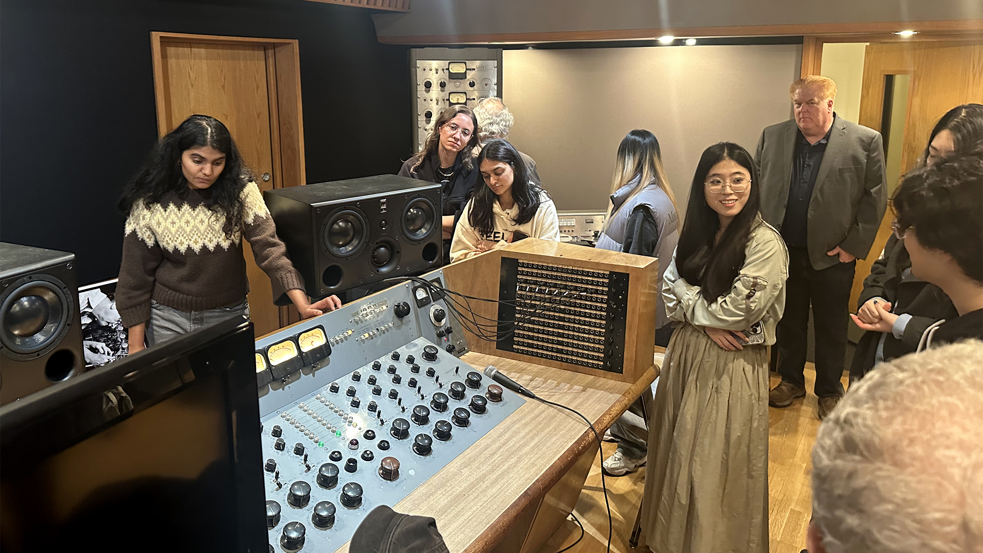 Carnegie Mellon students visit the Les Paul Recording Studio to learn about his recording methods and inventive techniques. The studio plans to stream future classes in tandem with educational institutions.