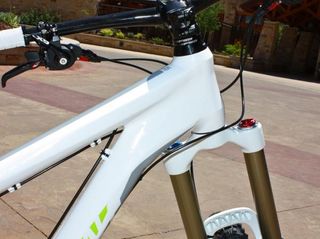 The burly welded aluminum front end features a 1.5" straight head tube.