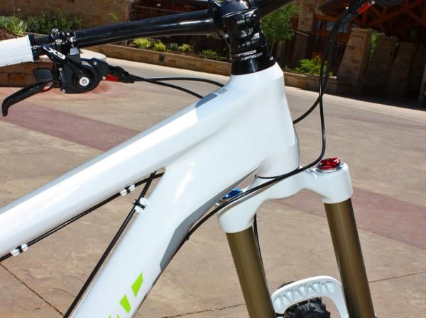 The burly welded aluminum front end features a 1.5" straight head tube.
