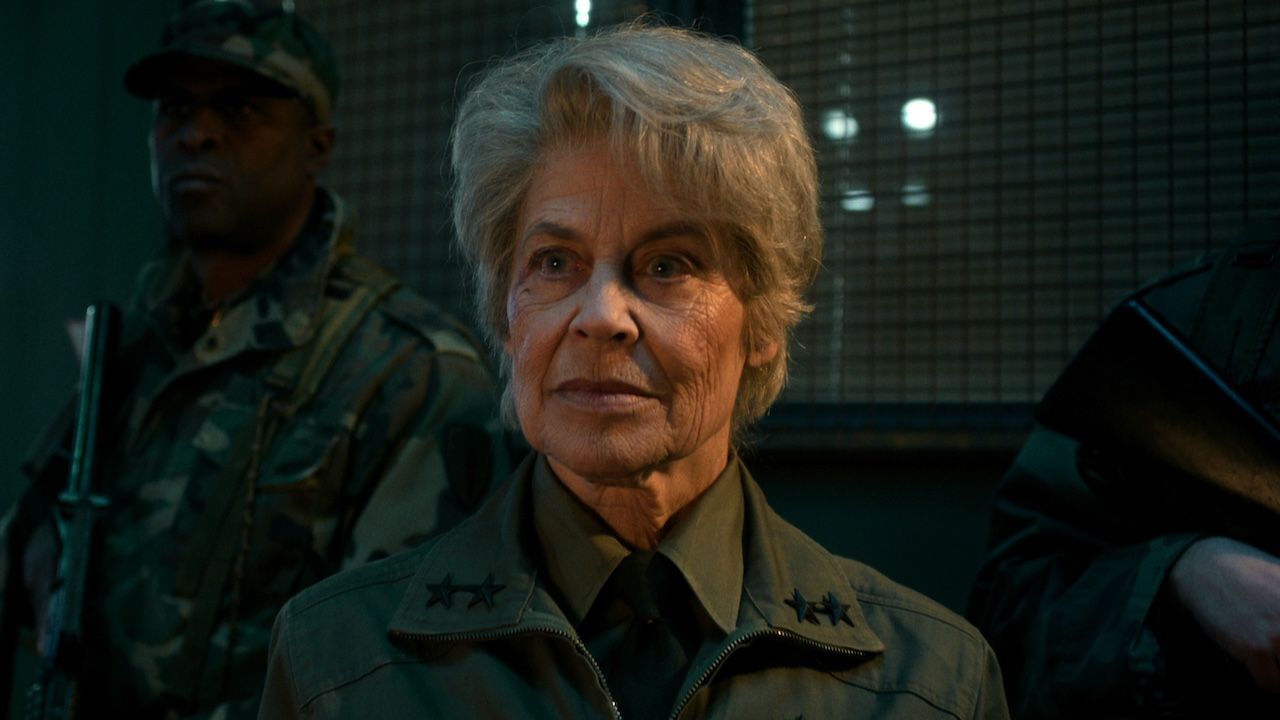 Ik moet het hebben over hoezeer het laatste seizoen van Stranger Things de rol van Linda Hamilton heeft gefaald