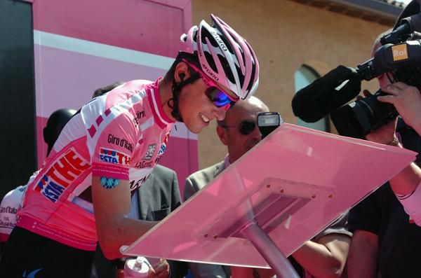 Giro leader Ramunas Navardauskas (Garmin-Barracuda) signs on for stage 5.