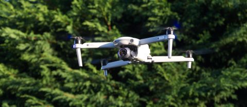 Le drone Autel Evo Lite+ volant à l'extérieur