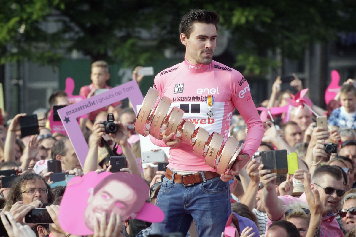 Tom Dumoulin shares his Giro d'Italia trophy with the hometown fans