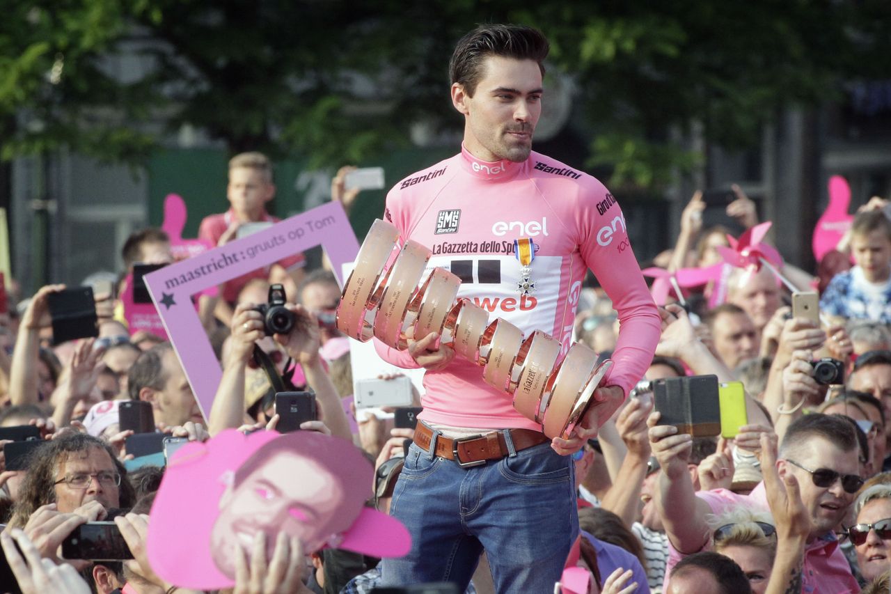 Tom Dumoulin shares his Giro d'Italia trophy with the hometown fans