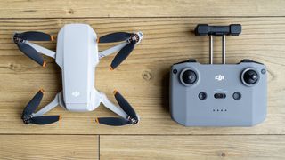 DJI Mini 4K 和 DJI RC-N1 控制器帶手機支架/擴展天線