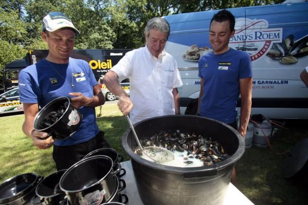 It's mussel time! Felice Gimondi, Johnny Hoogerland and Kris Boeckmans (Vacansoleil - DCM) cook up a feast