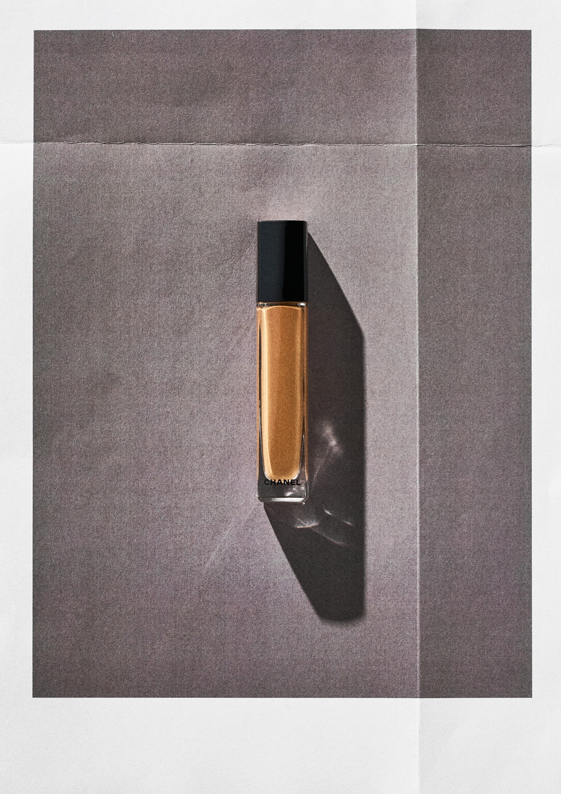 Chanel Les Beiges Serum Concealer on a grey background