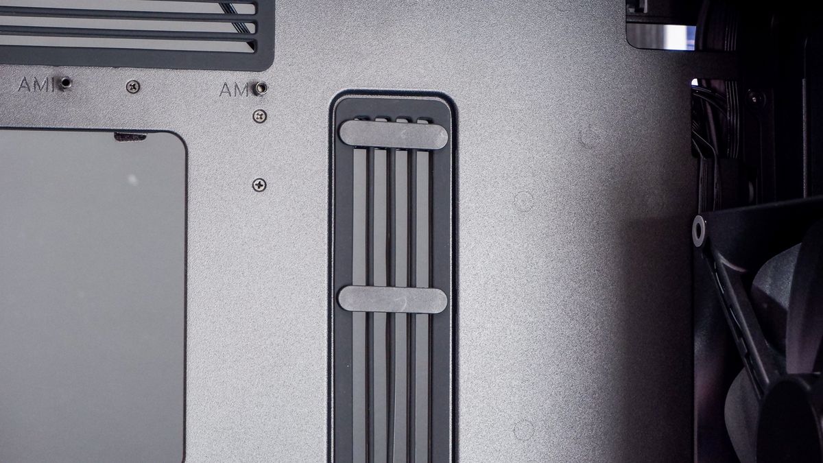 The Havn BF 360 PC case in both black and white with panels removed.