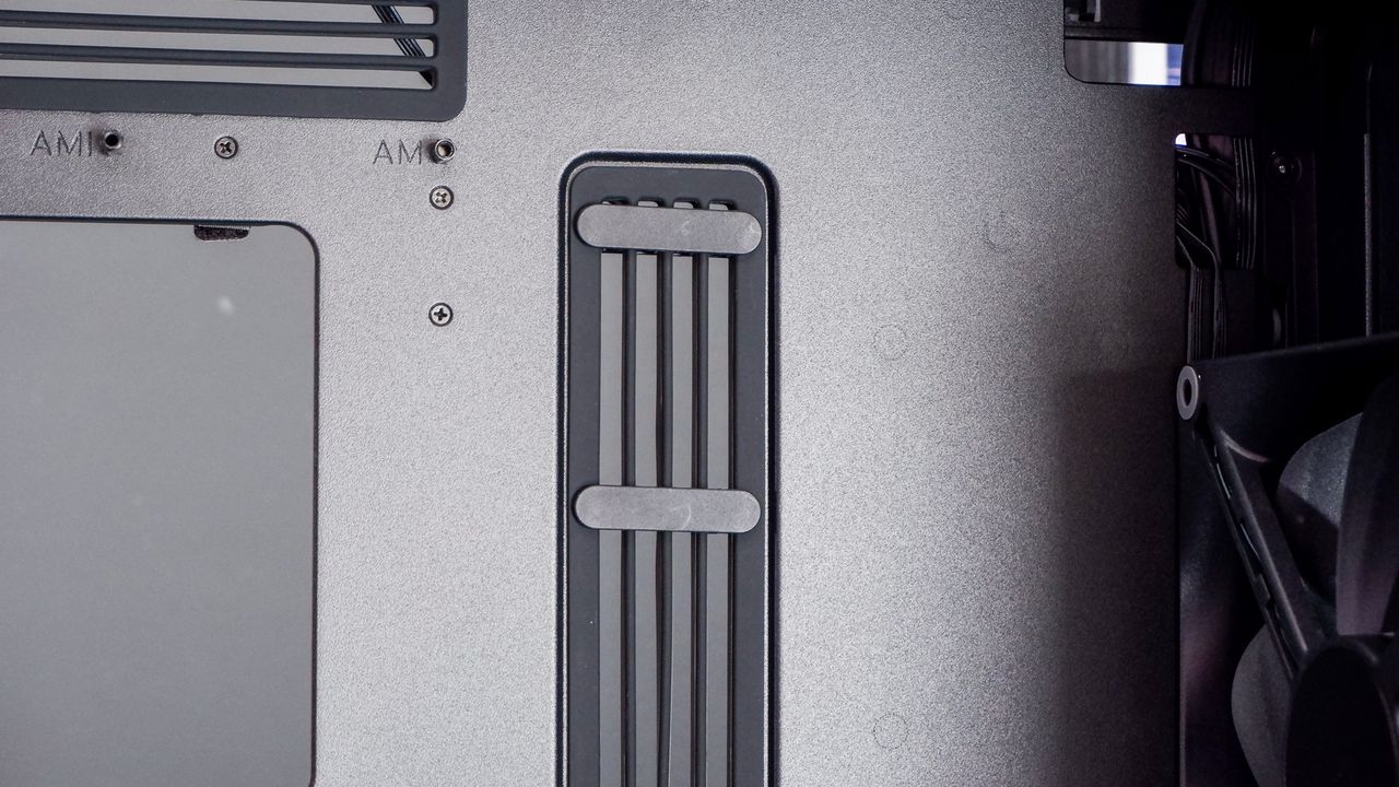 The Havn BF 360 PC case in both black and white with panels removed.