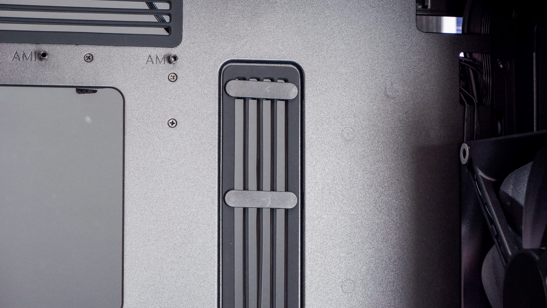The Havn BF 360 PC case in both black and white with panels removed. 
