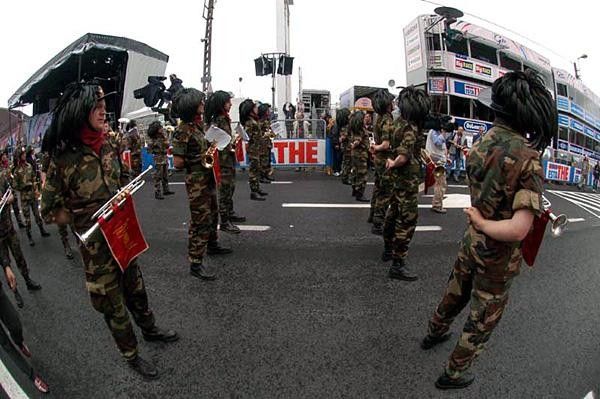 Keeping the crowd entertained at the finish in Charleroi was not easy, as this brass band proved