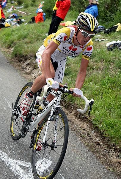 Ricc&ograve; storms up the hill