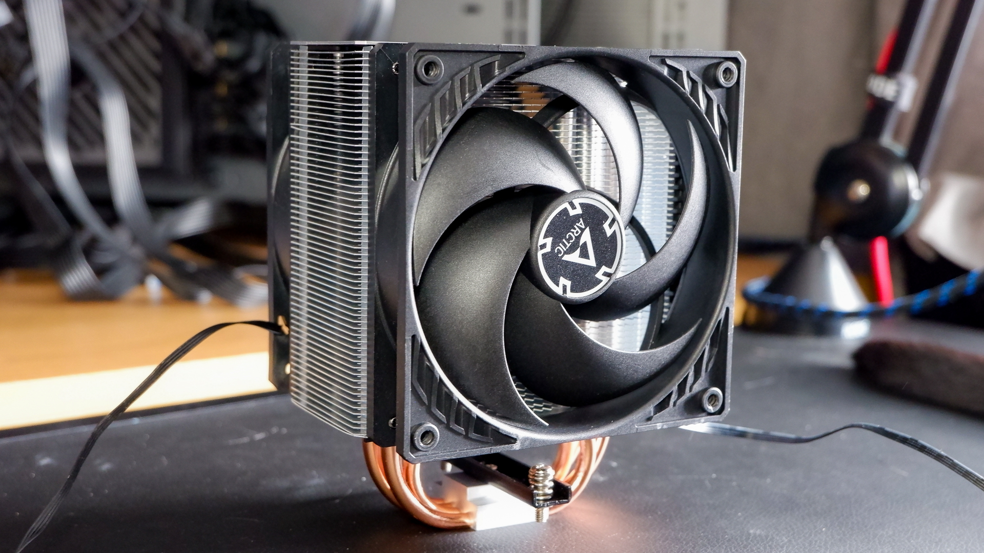 Arctic Freezer 36 air cooler on a desk.