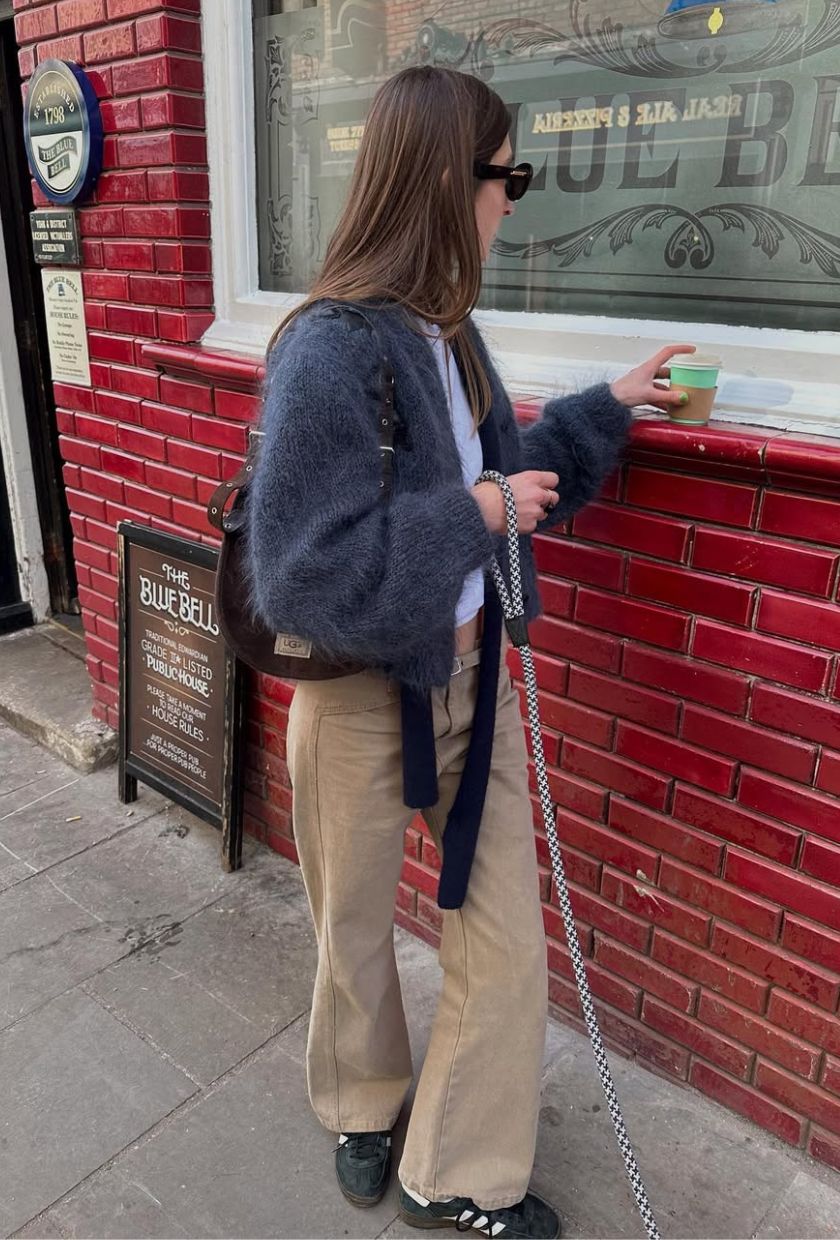 @poppyalmond wears camel jeans with a white t-shirt, grey cardigan and black trainers