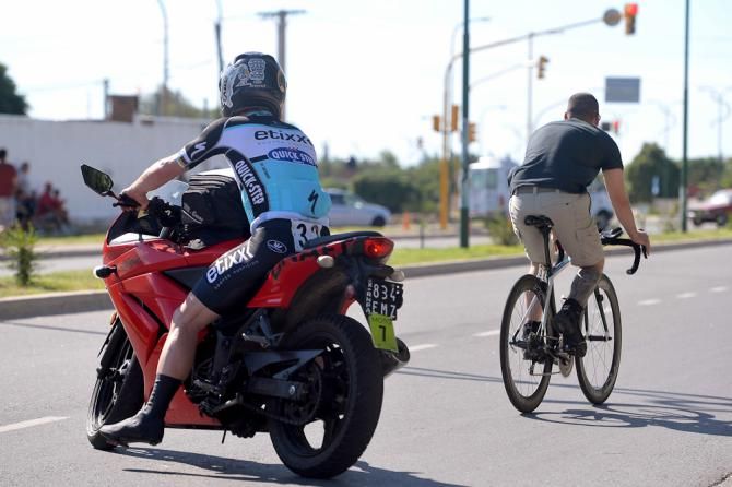 Mark Cavendish gets some time on a different kind of bike.