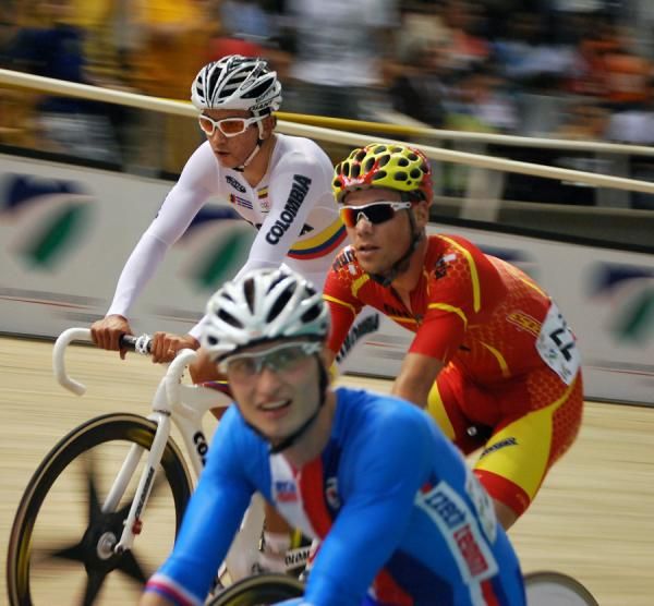 Juan Estaban Arango (Colombia) keeps an eye on the competition.