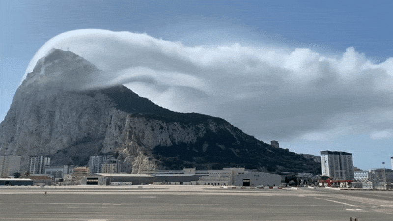 Zeitrafferaufnahmen einer Fahnenwolke, bekannt als Levanter, die sich um die Spitze des Felsens von Gibraltar bildet.