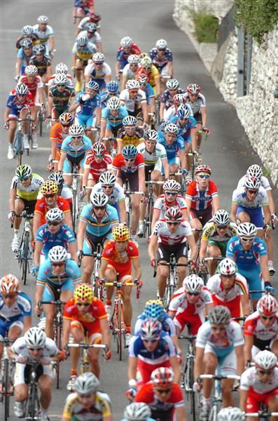 The Under-23 peloton together.