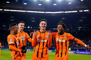 Shakhtar Donetsk players celebrate a goal against Brest in a Champions League match played in Gelsenkirchen, Germany, 2025