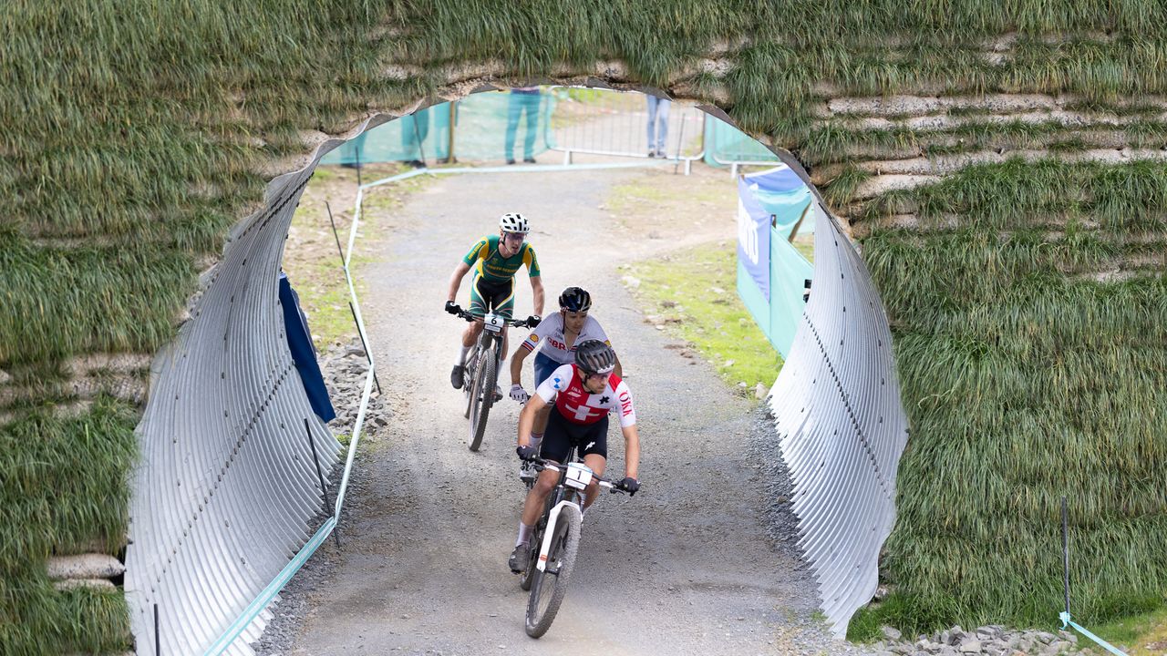 Tom Pidcock and Nino Schurter racing at Glentress