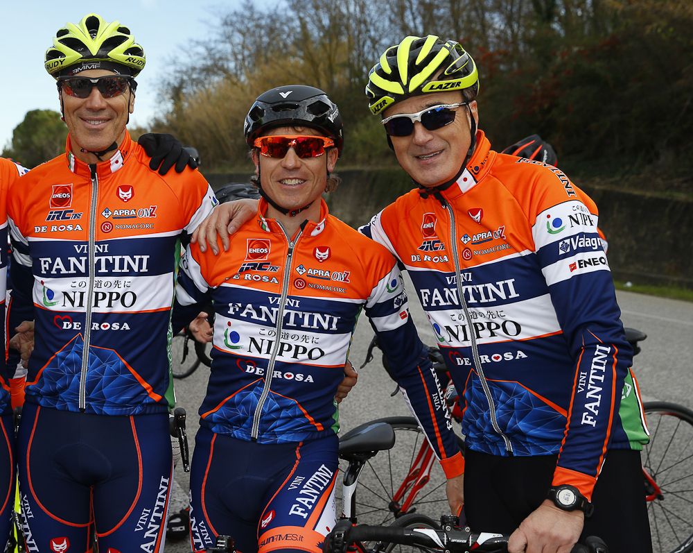 Damiano Cunego (Nippo Vini Fantini Derosa) poses with Mauro Benetton and Valentino Sciotti