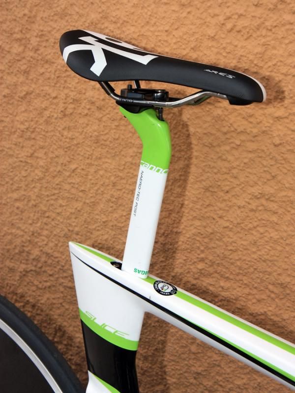 The new Cannondale Slice's perfectly upright "Naero-Tec Post" is indeed very narrow but also very short front-to-back so as comply with the UCI's 3:1 rule.