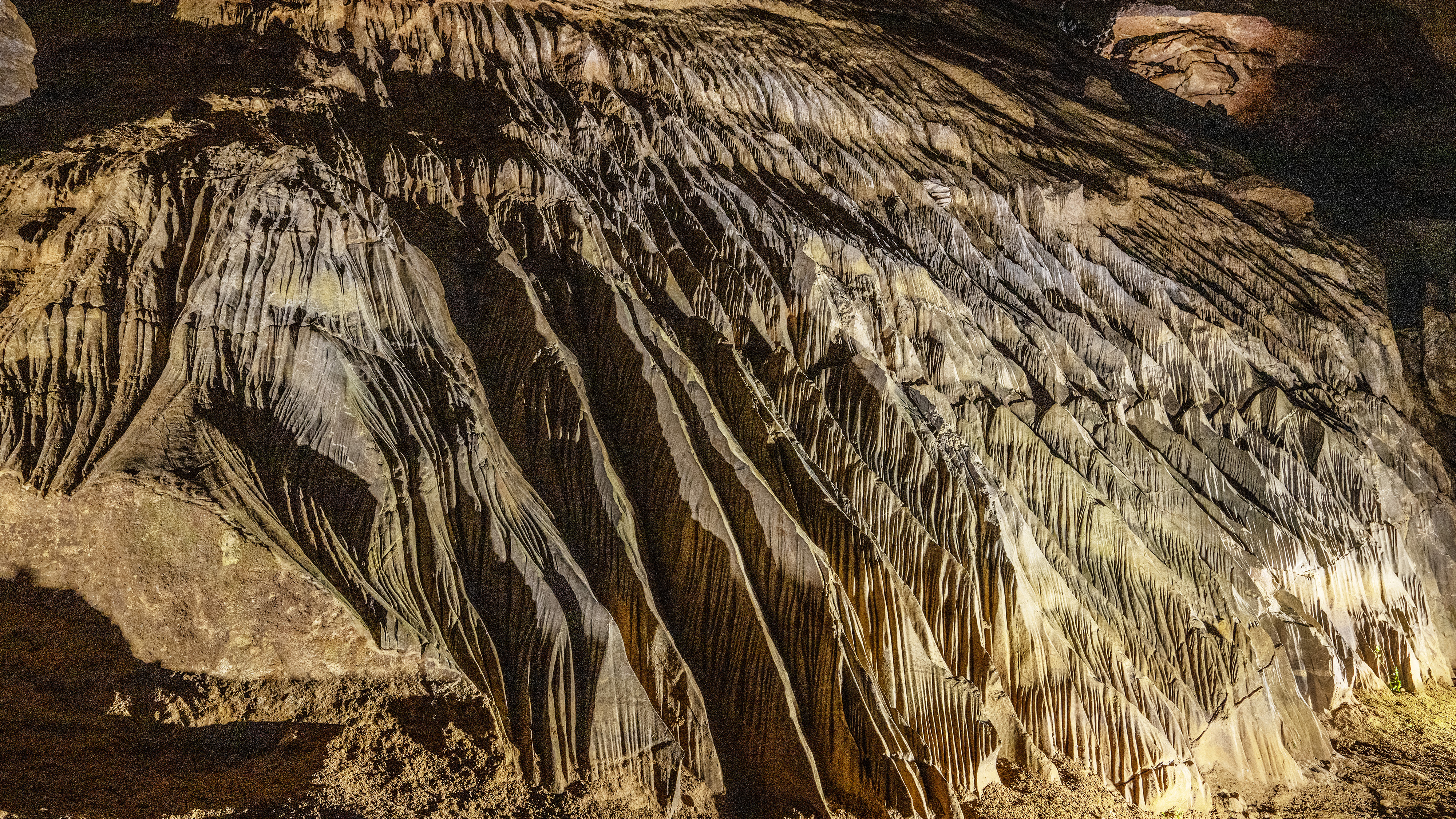 Unusual geological feature in cave system