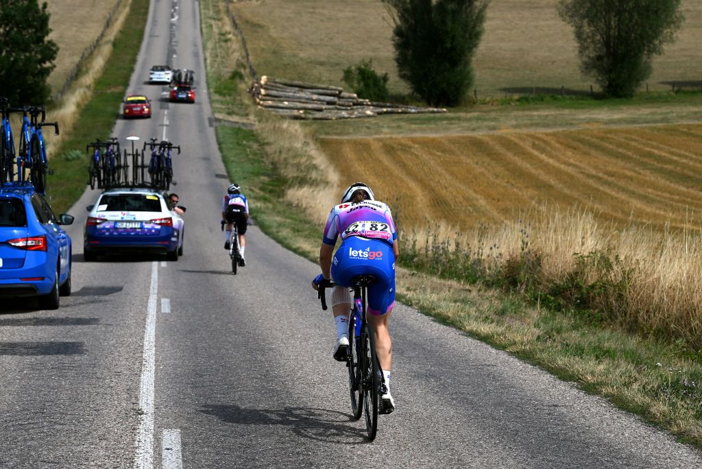 SAINTDIDESVOSGES FRANCE JULY 28 Kristen Faulkner of United States and Team Bikeexchange Jayco dropped from the peloton after being involved in a crash during the 1st Tour de France Femmes 2022 Stage 5 a 1756km stage from BarleDuc to SaintDidesVosges TDFF UCIWWT on July 28 2022 in SaintDidesVosges France Photo by Dario BelingheriGetty Images