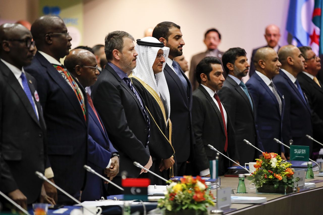 Abdulaziz bin Salman, Saudi Arabia&amp;#039;s energy minister, fifth left, stands with other delegates for a minutes silence to pay tribute to the recently deceased Fadhil Chalabi, former acting secre