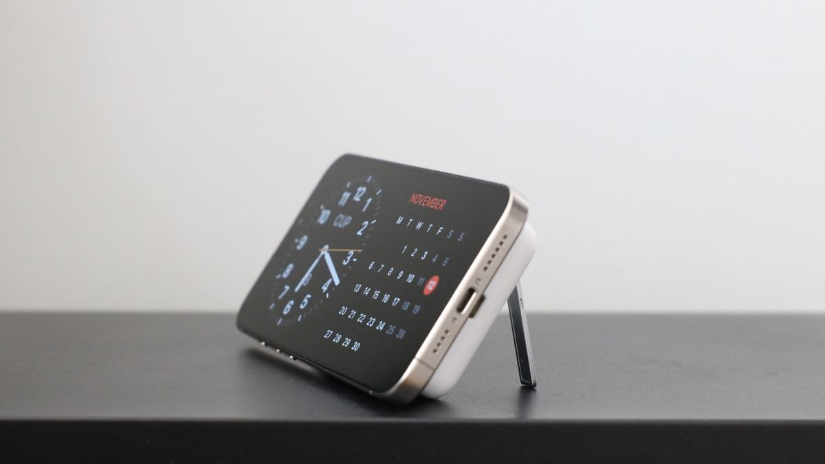 Belkin BoostCharge Wireless Power Bank 5K + Stand review a standup wireless charger