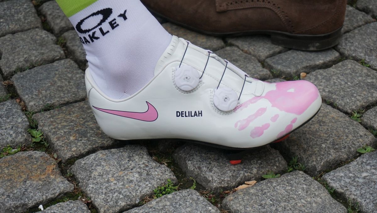 A pink swoosh and handprint on the right shoe for Cavendish's daughter
