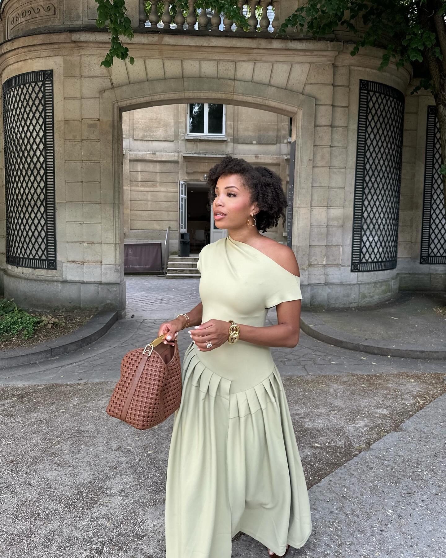 Creator @slipintostyle wearing her natural curly hair with a side parting