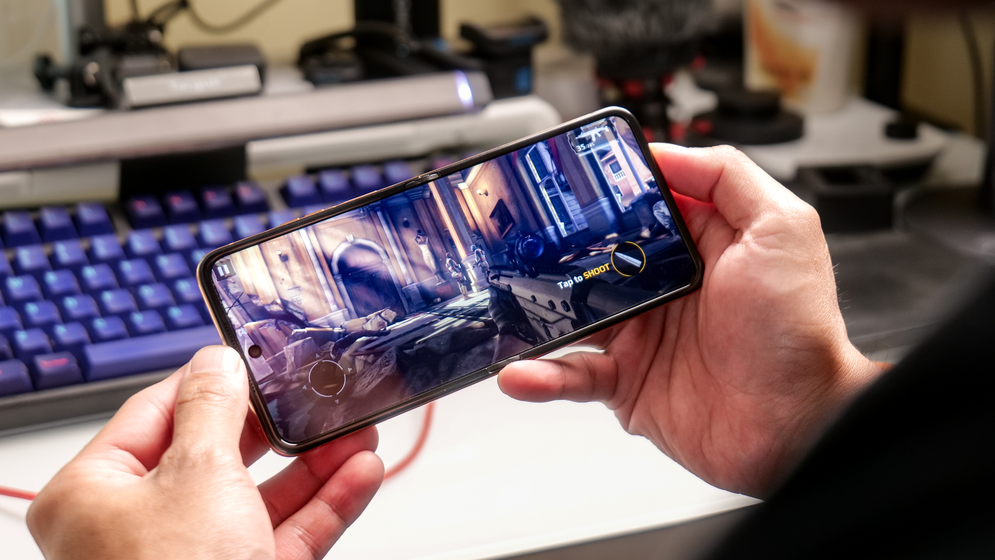 Motorola Razr Plus (2025) running Modern Warfare.